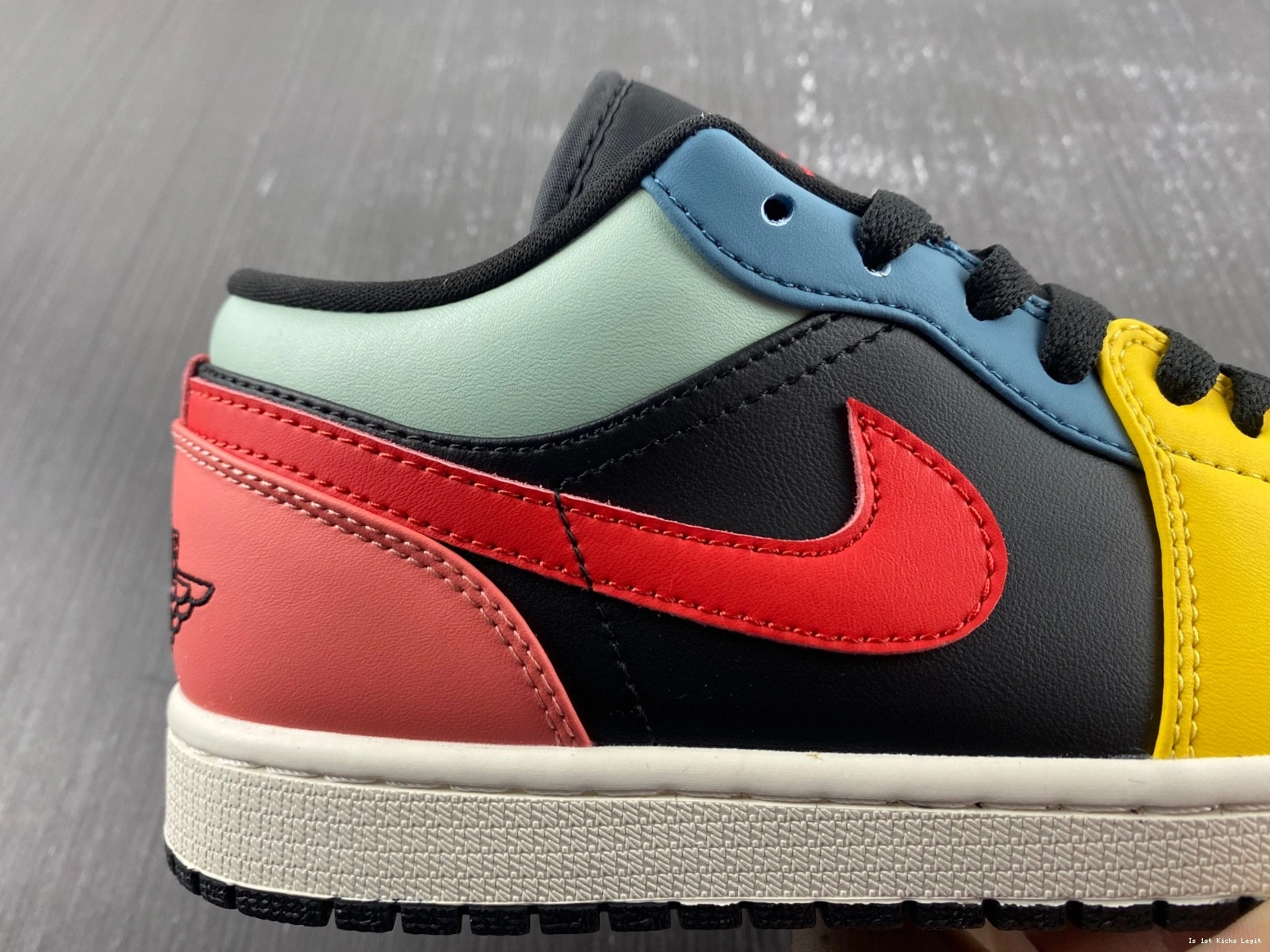 DN3739-060 Multi-Color Low (W) Black Jordan SE - Air 1 0109